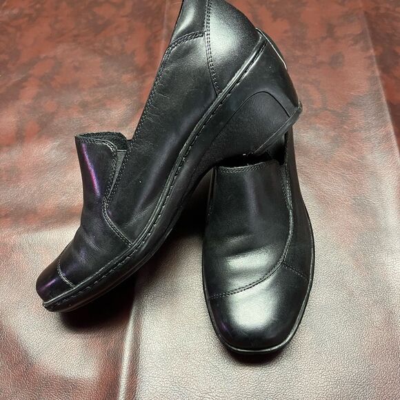 Clarks black leather slip on shoe, size 8 1/2 - Picture 4 of 12